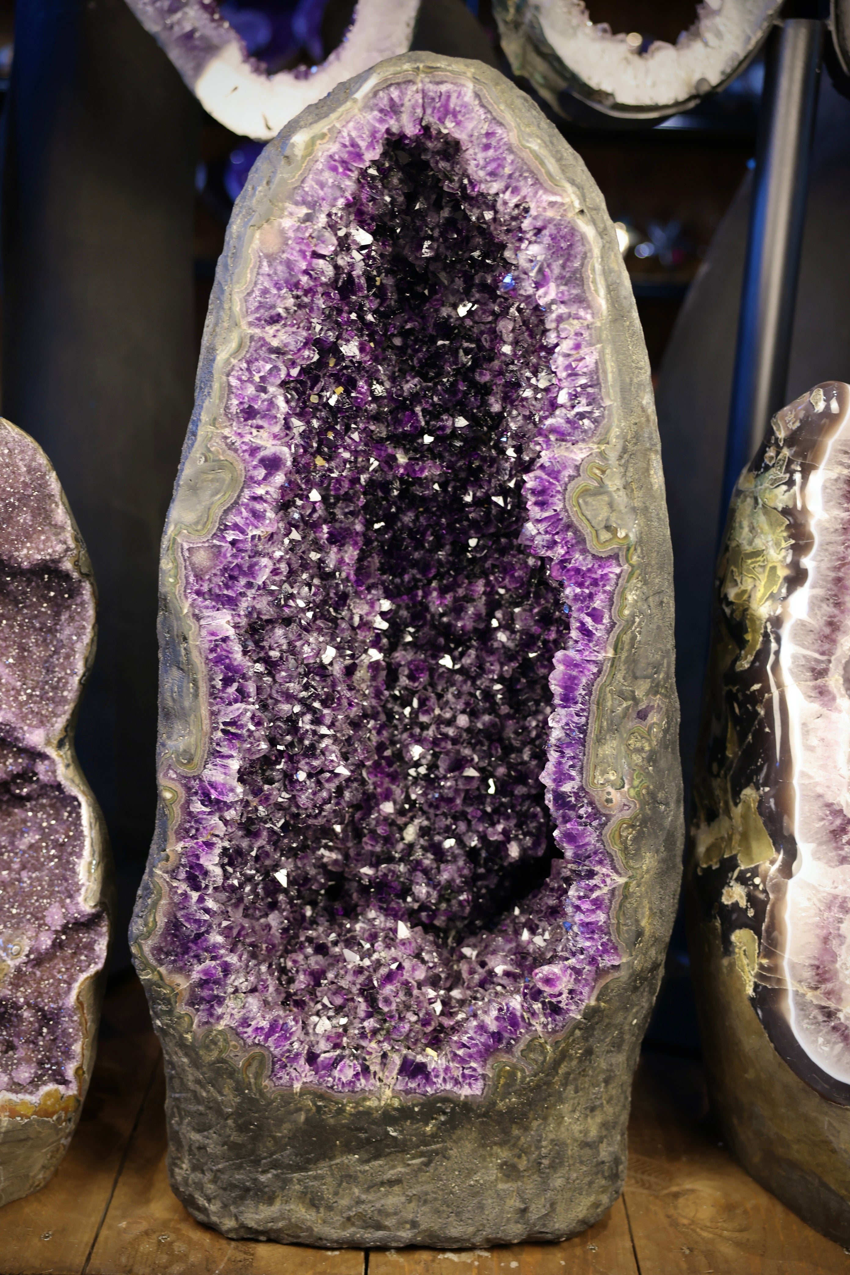 Große Amethyst Geode Uruguay 80,4 kg mit tiefer Höhlung und intensiver violetter Farbe
