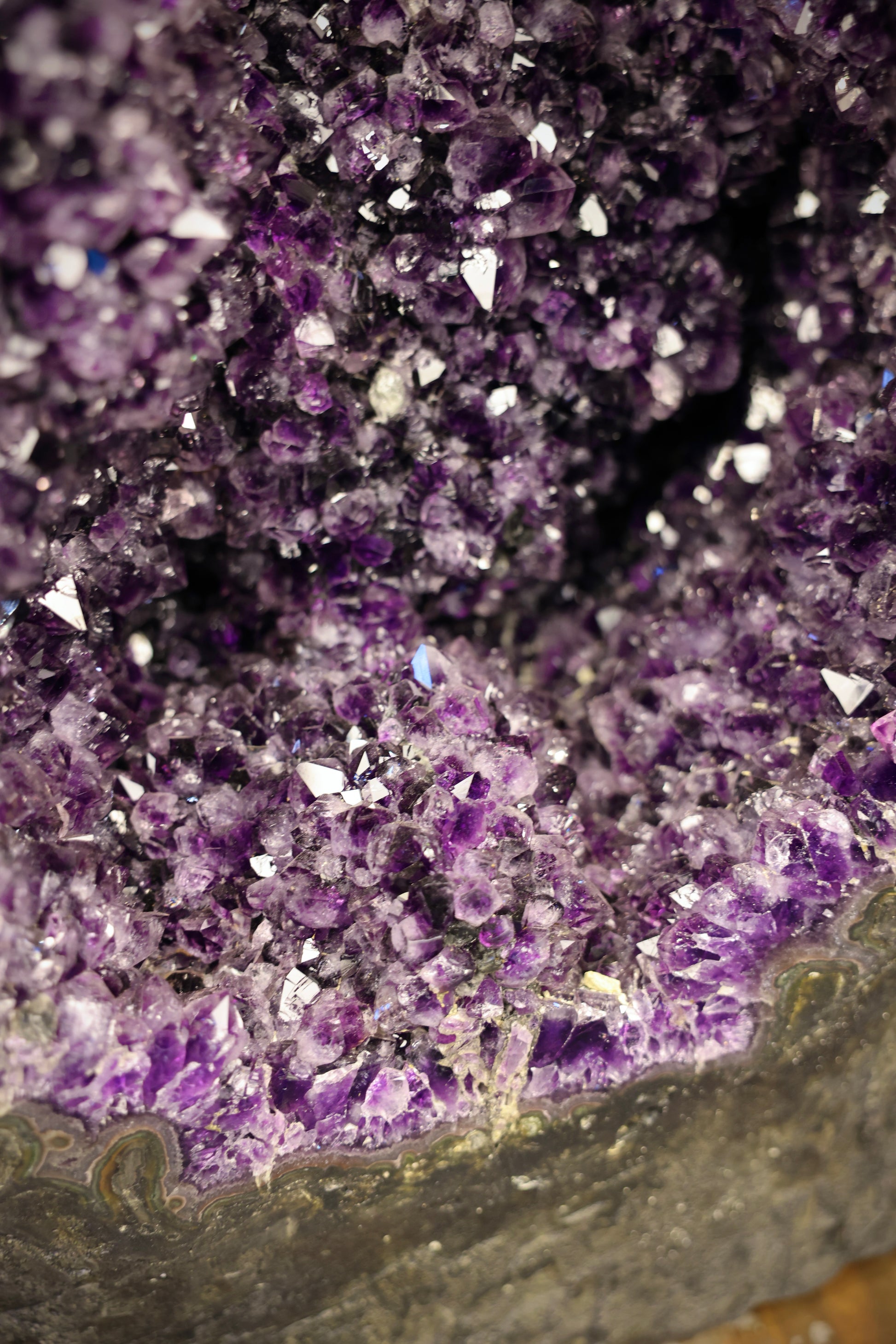 Große Amethyst Geode Uruguay 80,4 kg mit tiefer Höhlung und intensiver violetter Farbe