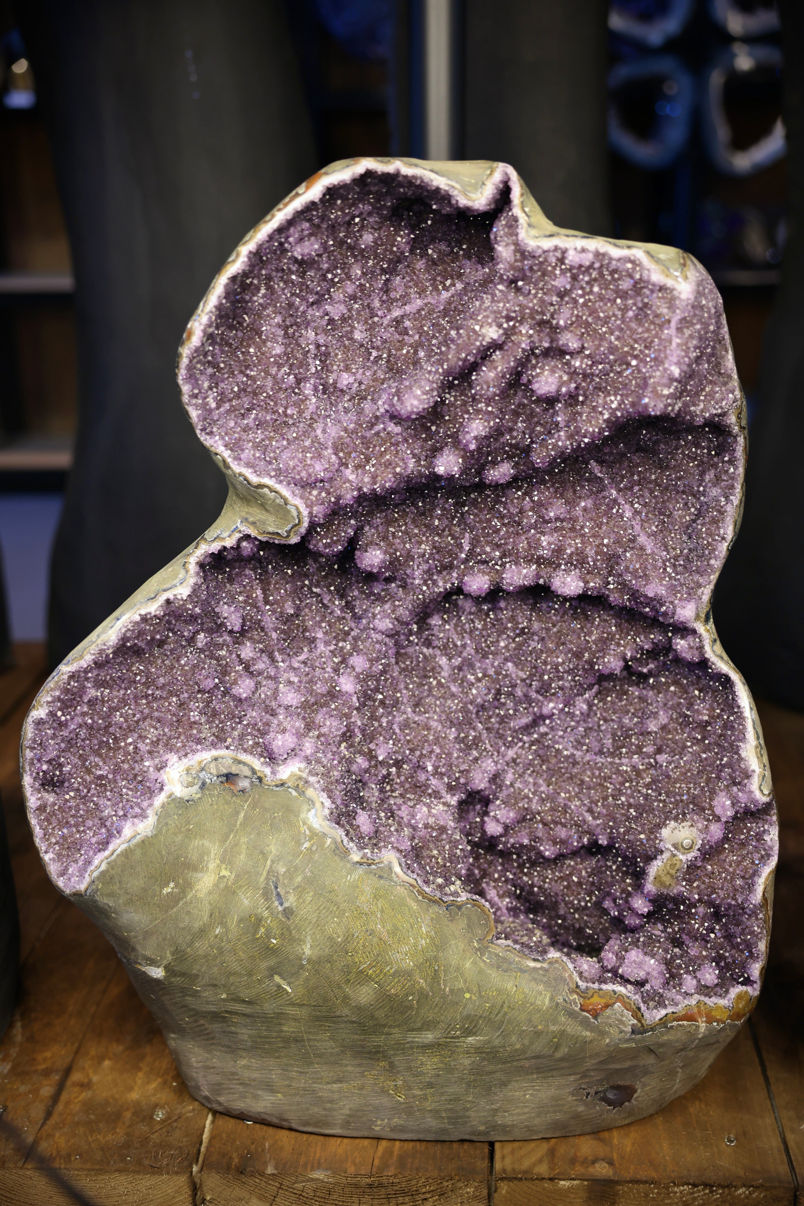Amethyst Geode Uruguay 89,2 kg helle violette Mikro-Kristalle breite offene Struktur Naturstein Unikat
