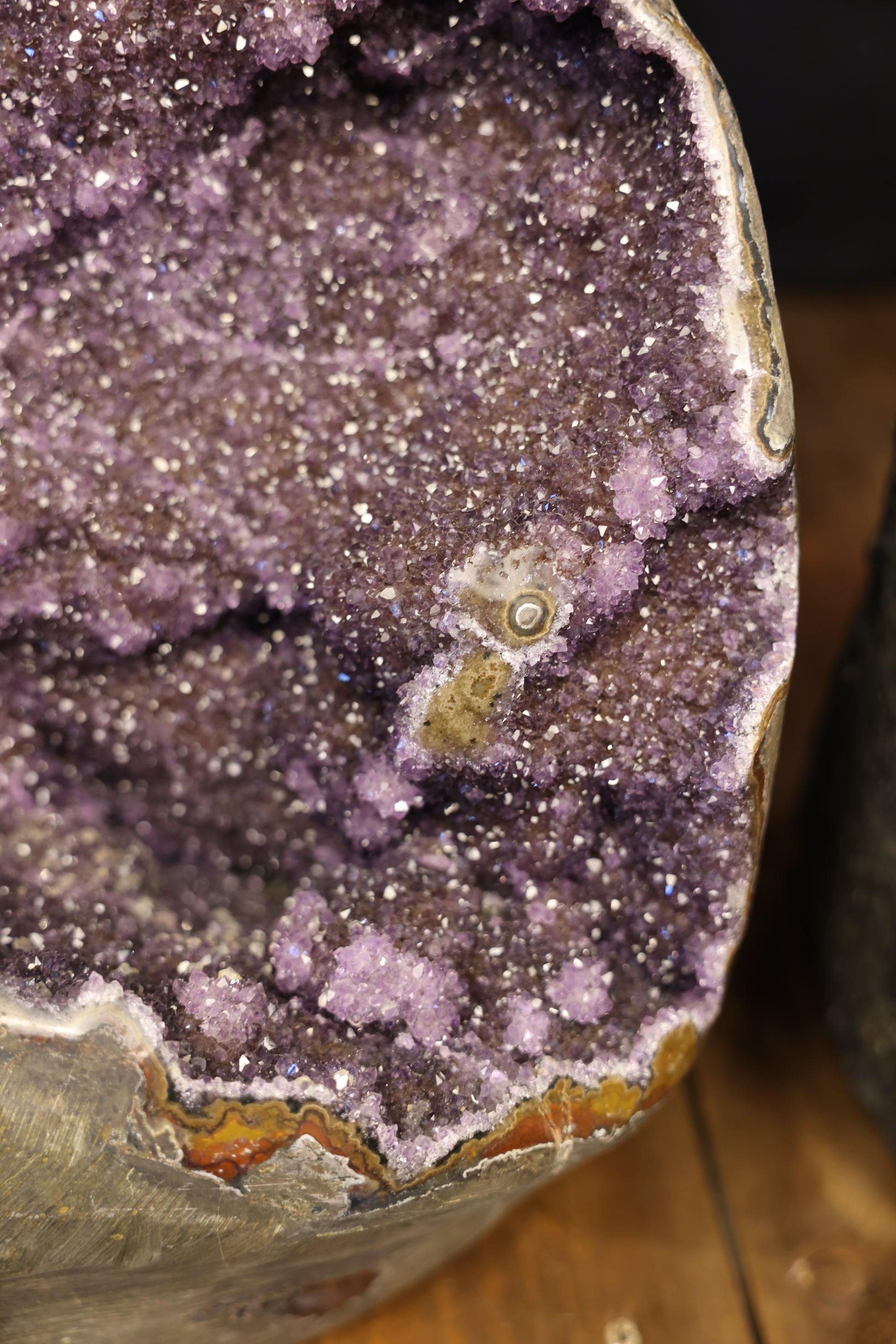 Amethyst Geode Uruguay 89,2 kg helle violette Mikro-Kristalle breite offene Struktur Naturstein Unikat