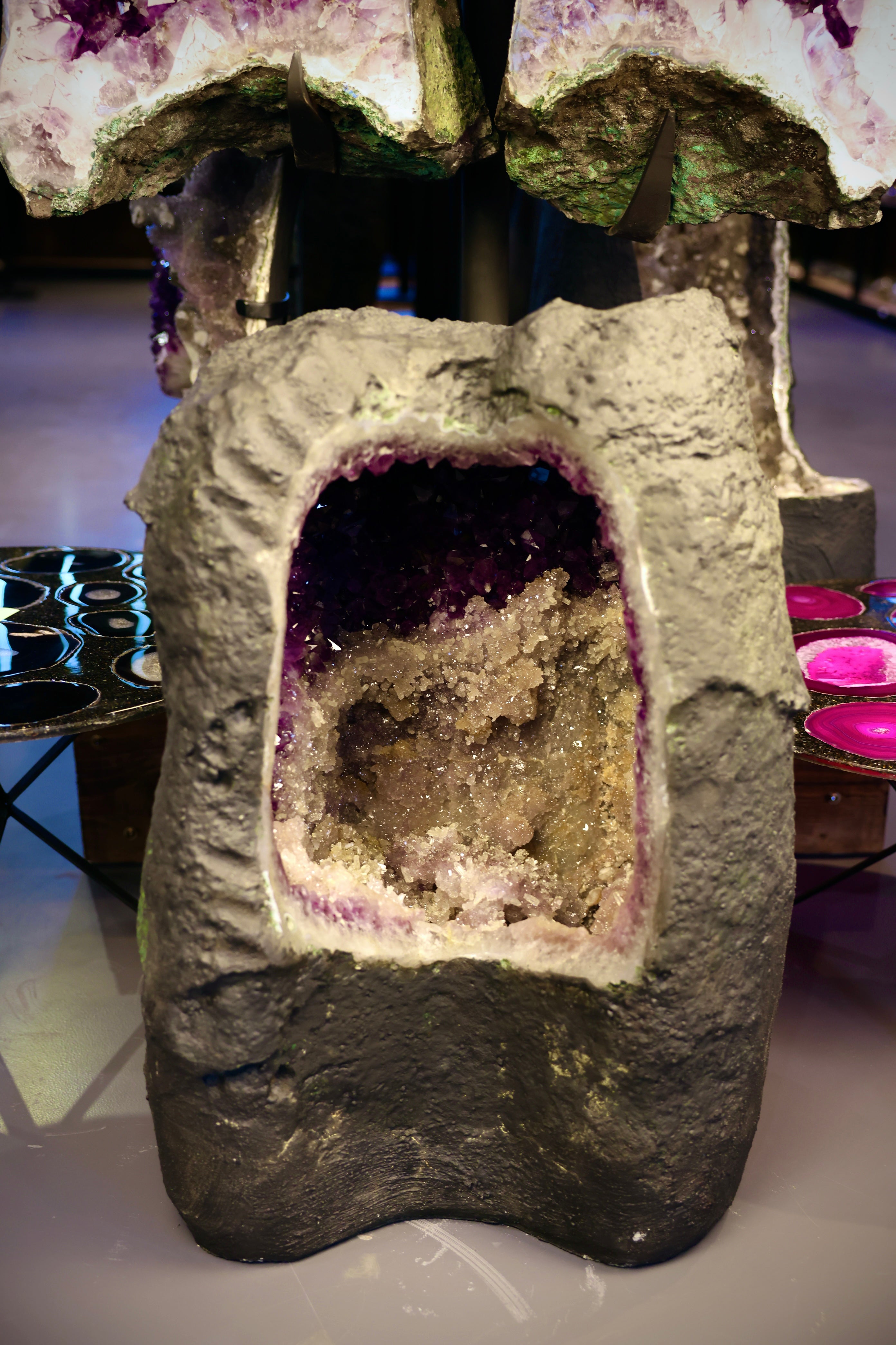 Große Amethyst-Druse mit ausgeprägter Höhlenstruktur und natürlicher Kristallbildung