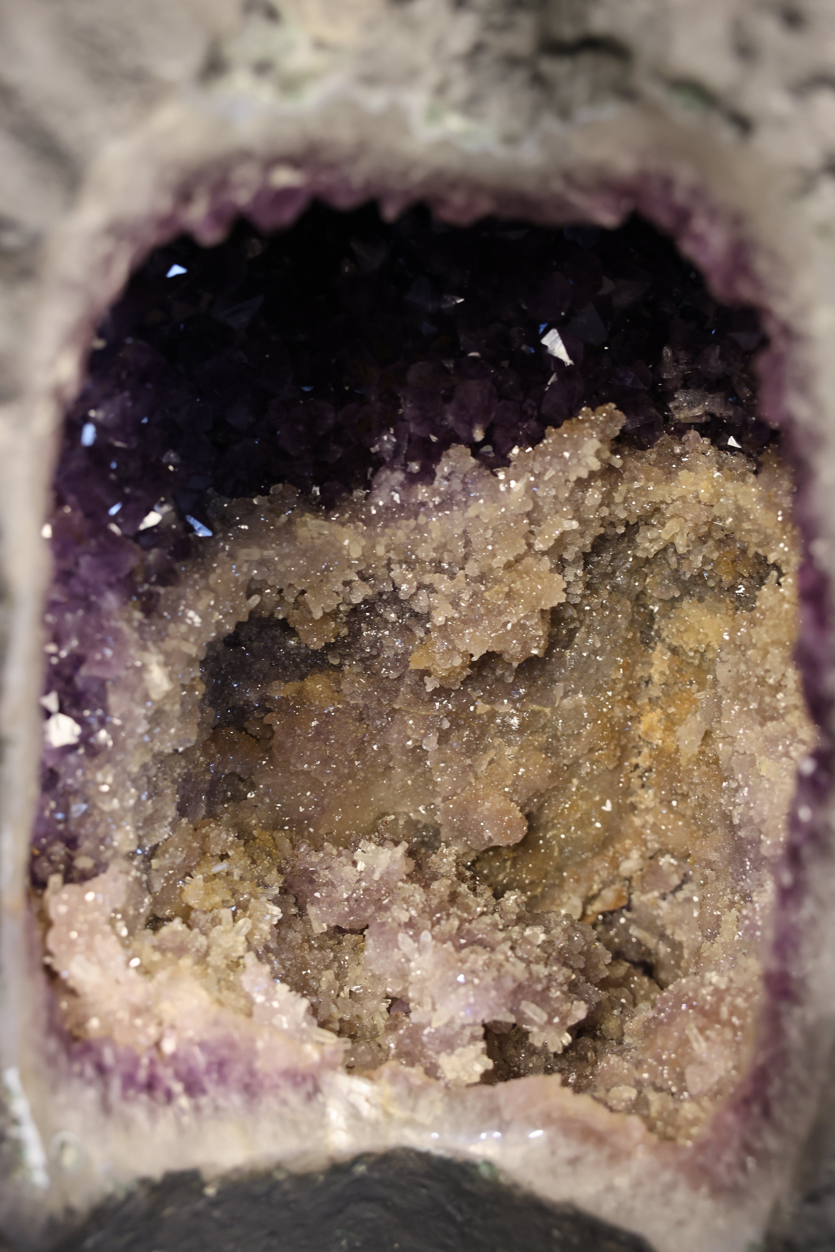 Große Amethyst-Druse mit ausgeprägter Höhlenstruktur und natürlicher Kristallbildung