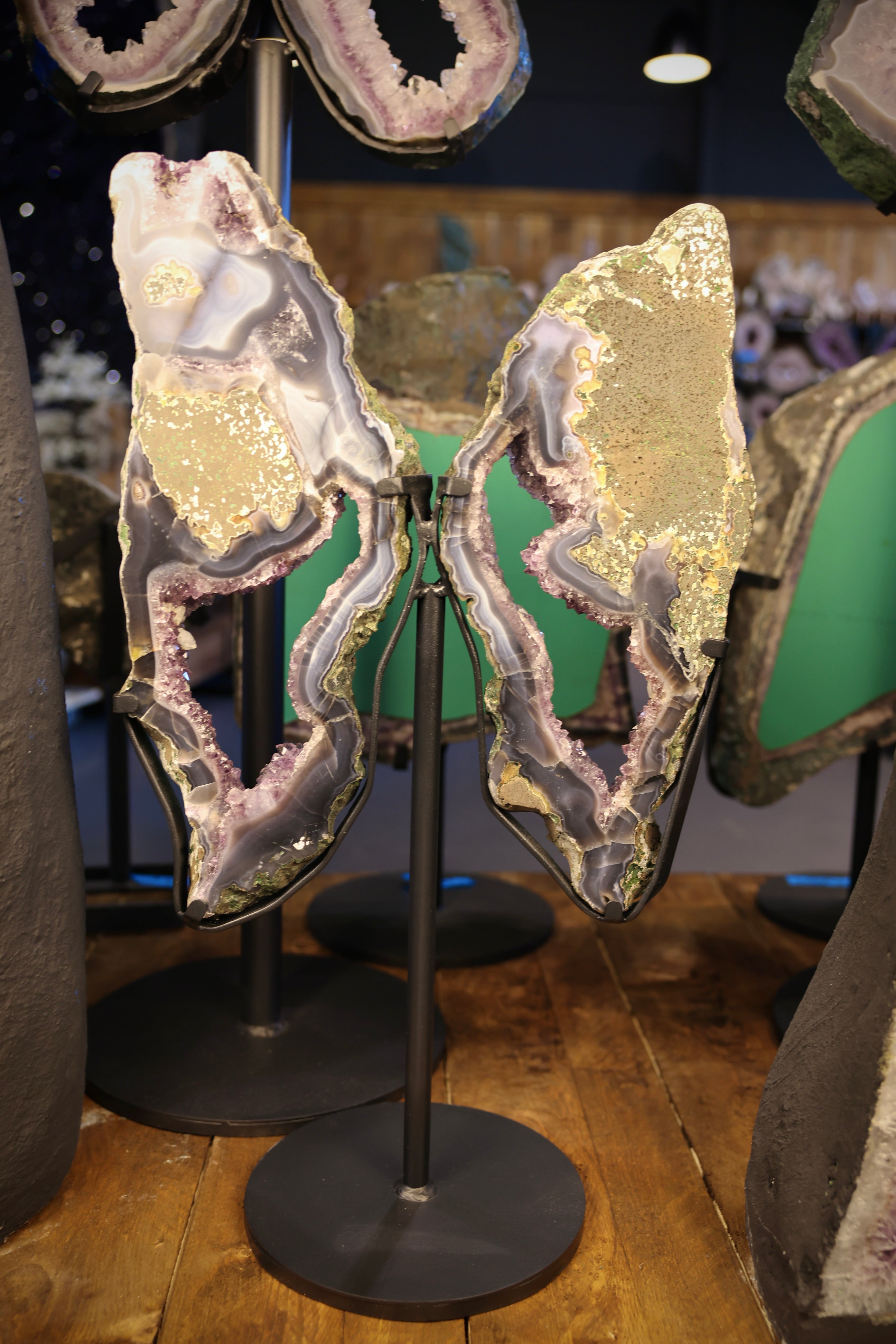 Achat Drusen Paar mit goldenen Strukturen auf Metallständer in Flügelform