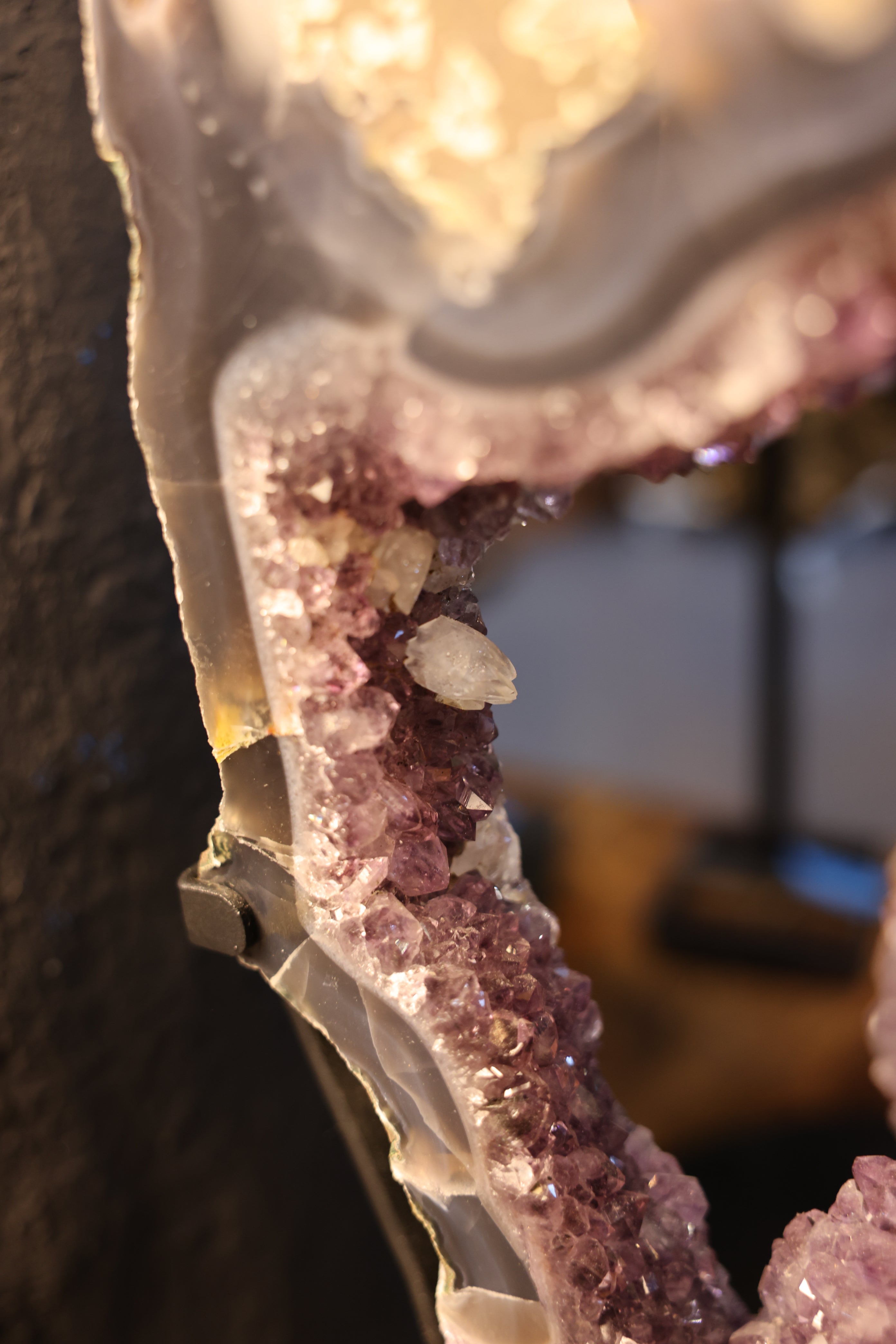 Achat Drusen Paar mit goldenen Strukturen auf Metallständer in Flügelform