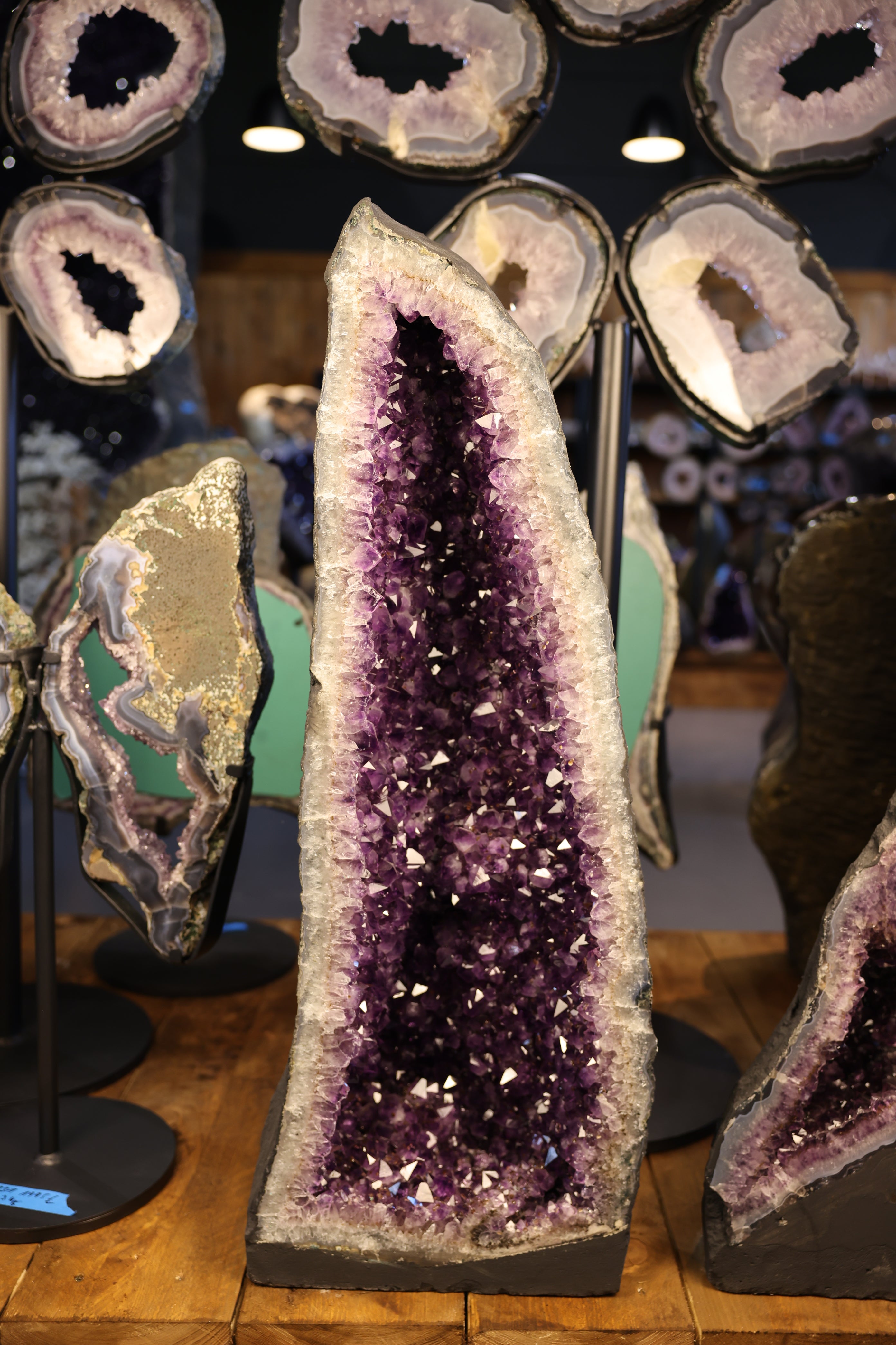 Amethyst Cathedral aus Brasilien mit intensiver violetter Kristallstruktur als Teil eines Zwillingspaares