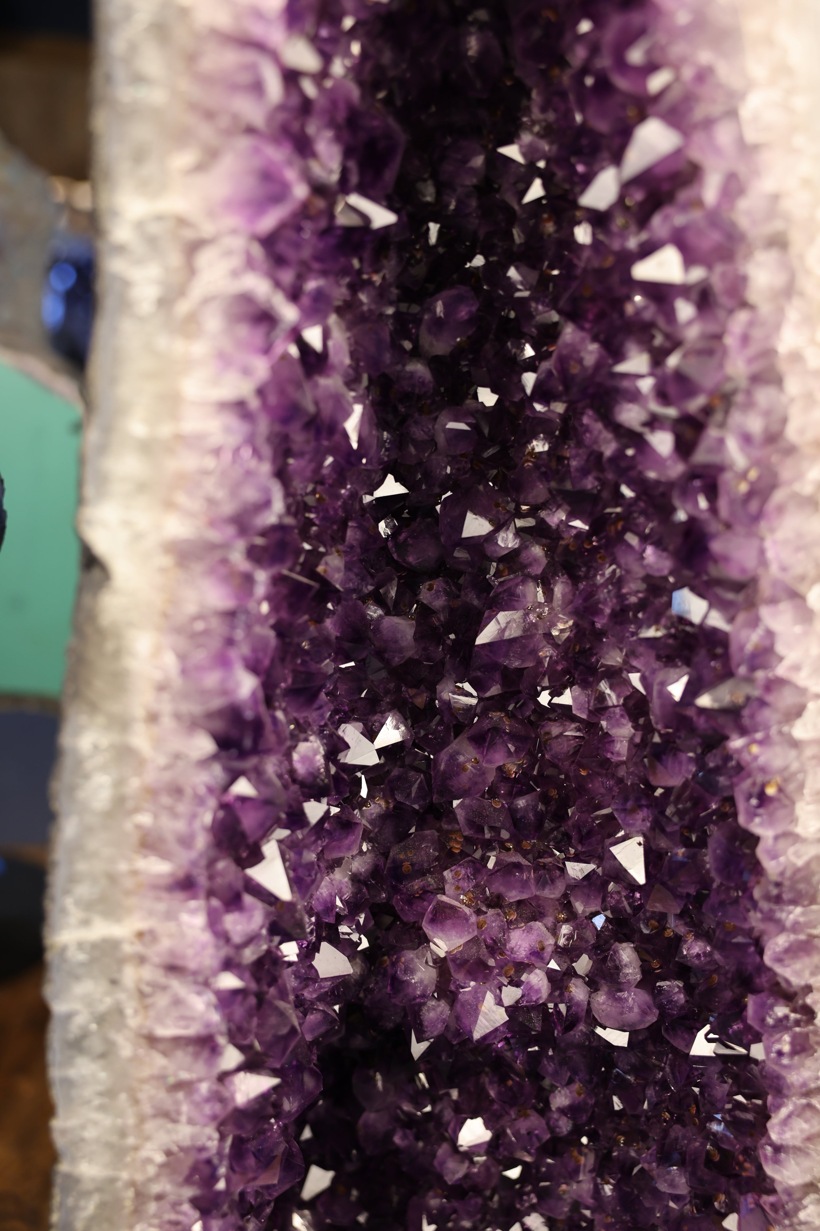 Amethyst Cathedral aus Brasilien mit intensiver violetter Kristallstruktur als Teil eines Zwillingspaares