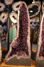 Große Amethyst Cathedral mit intensiver dunkelvioletter Kristallstruktur aus Brasilien