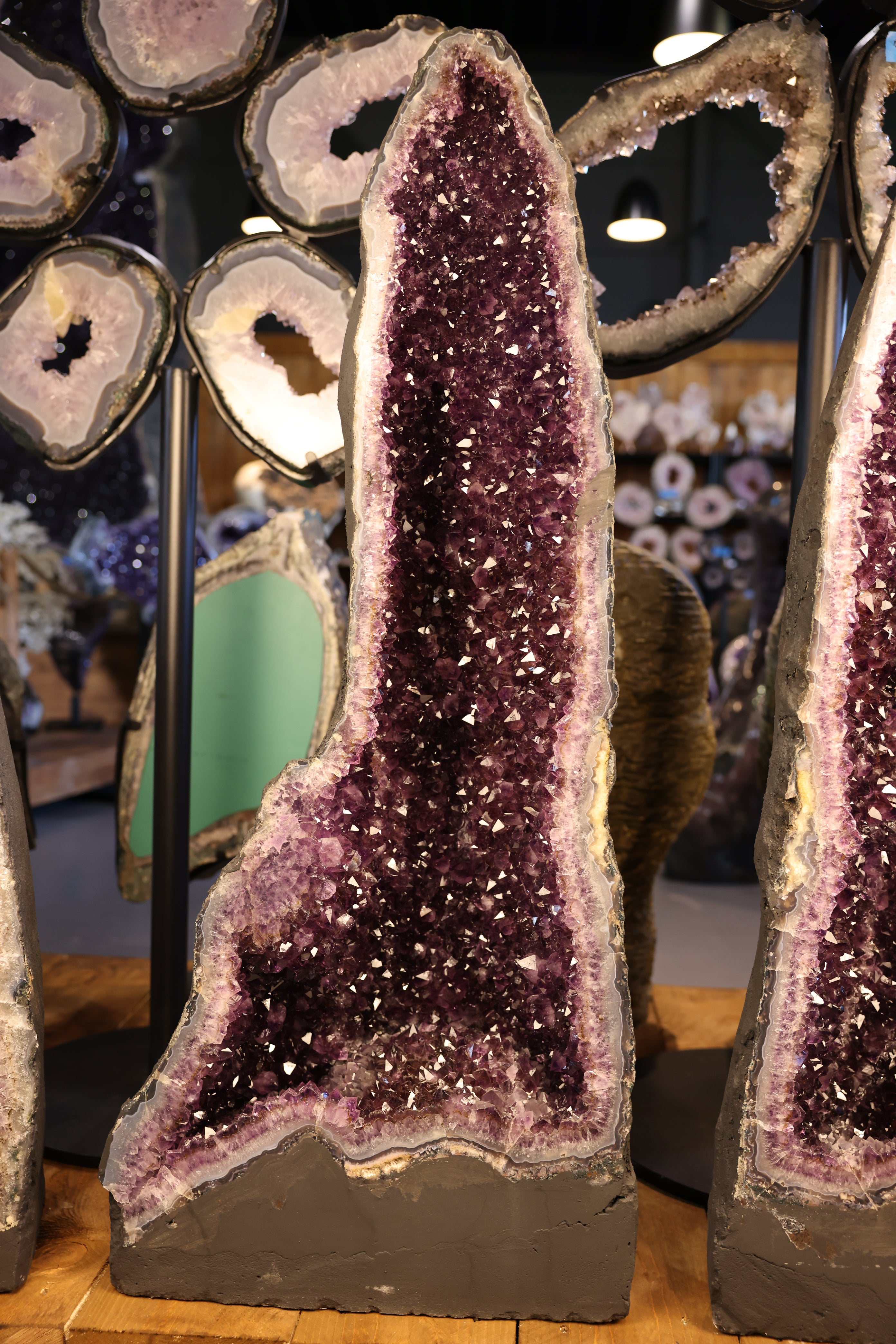 Große Amethyst Cathedral mit intensiver dunkelvioletter Kristallstruktur aus Brasilien