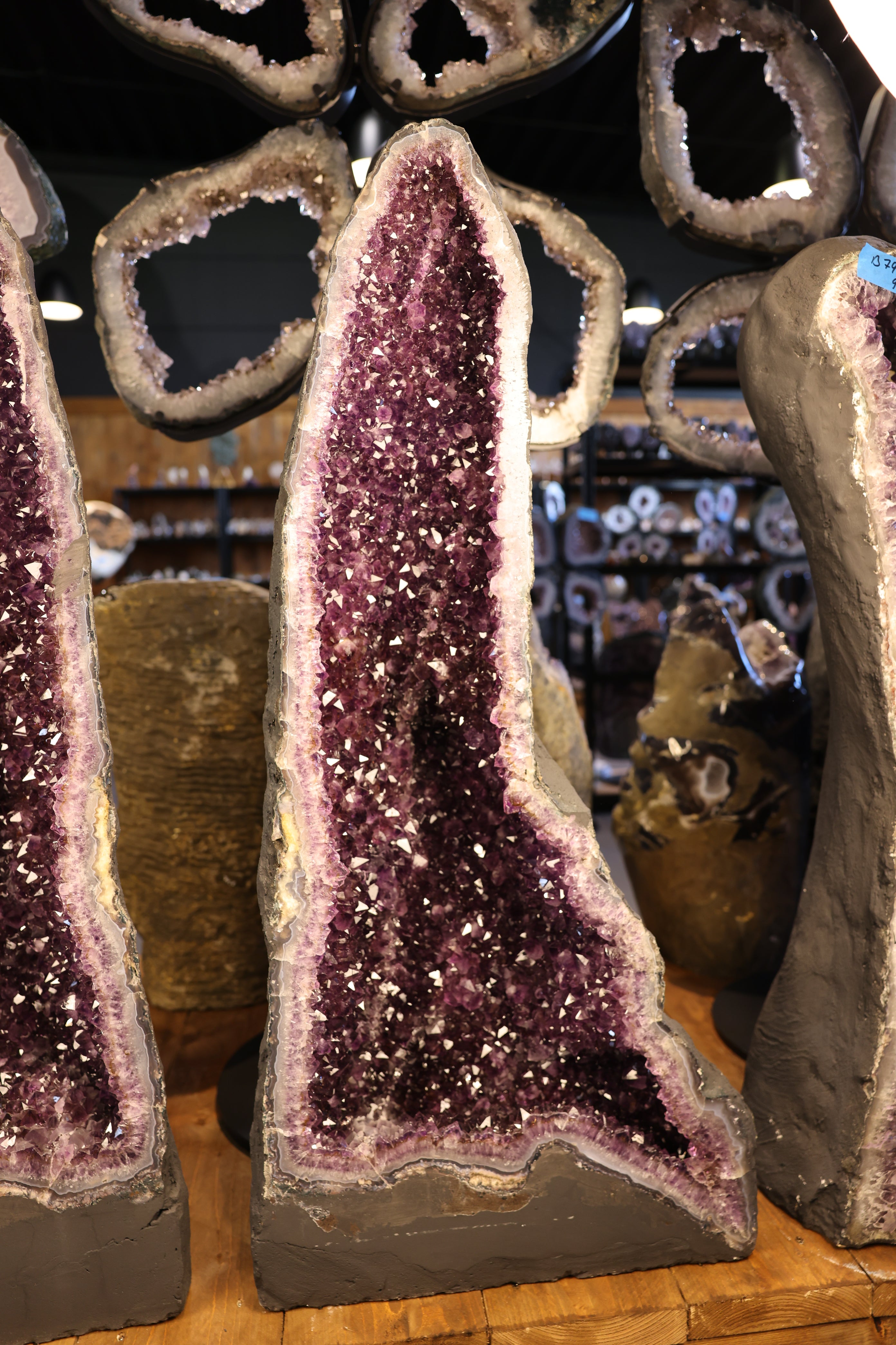 Große Amethyst Cathedral mit intensiver dunkelvioletter Kristallstruktur aus Brasilien