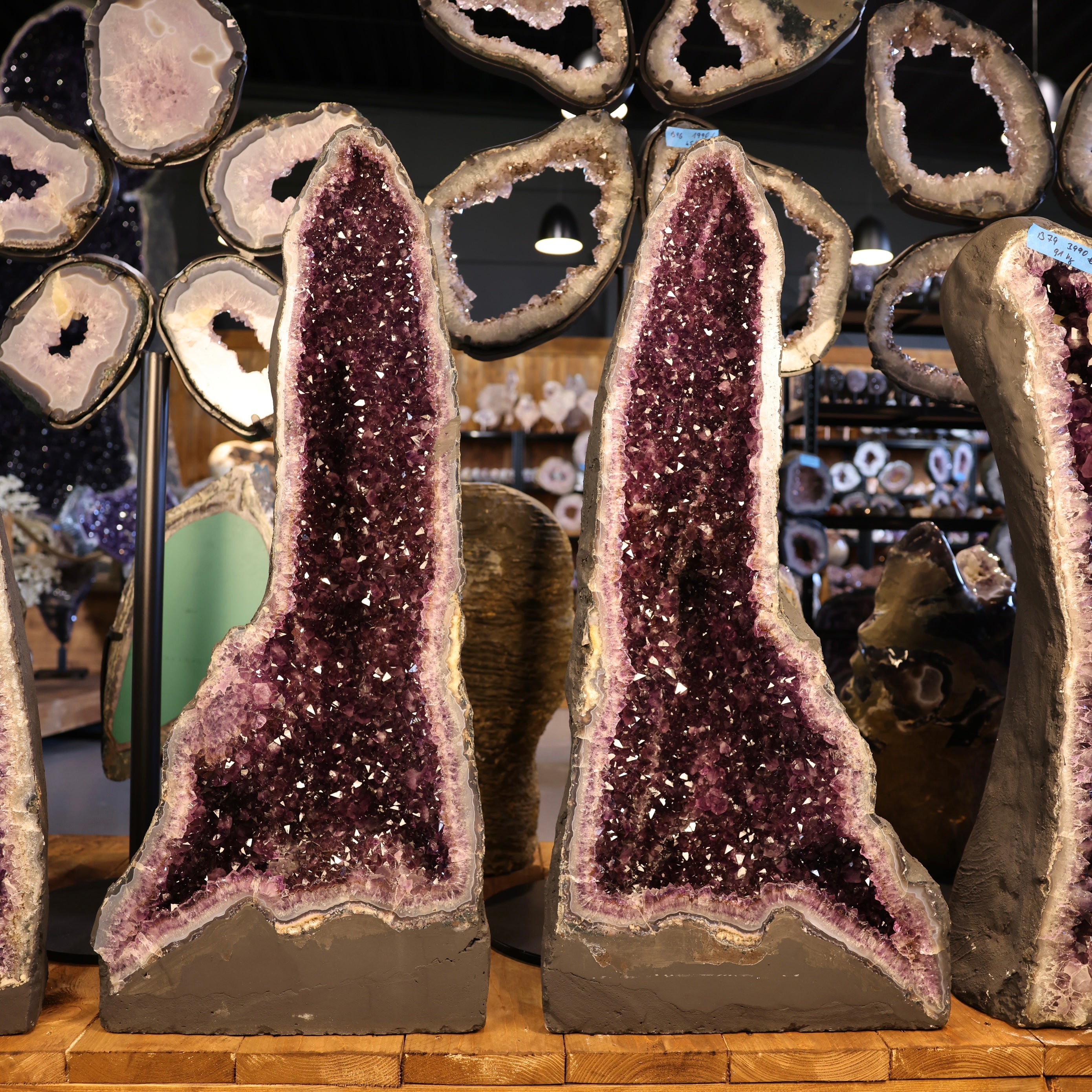 Große Amethyst Cathedral mit intensiver dunkelvioletter Kristallstruktur aus Brasilien