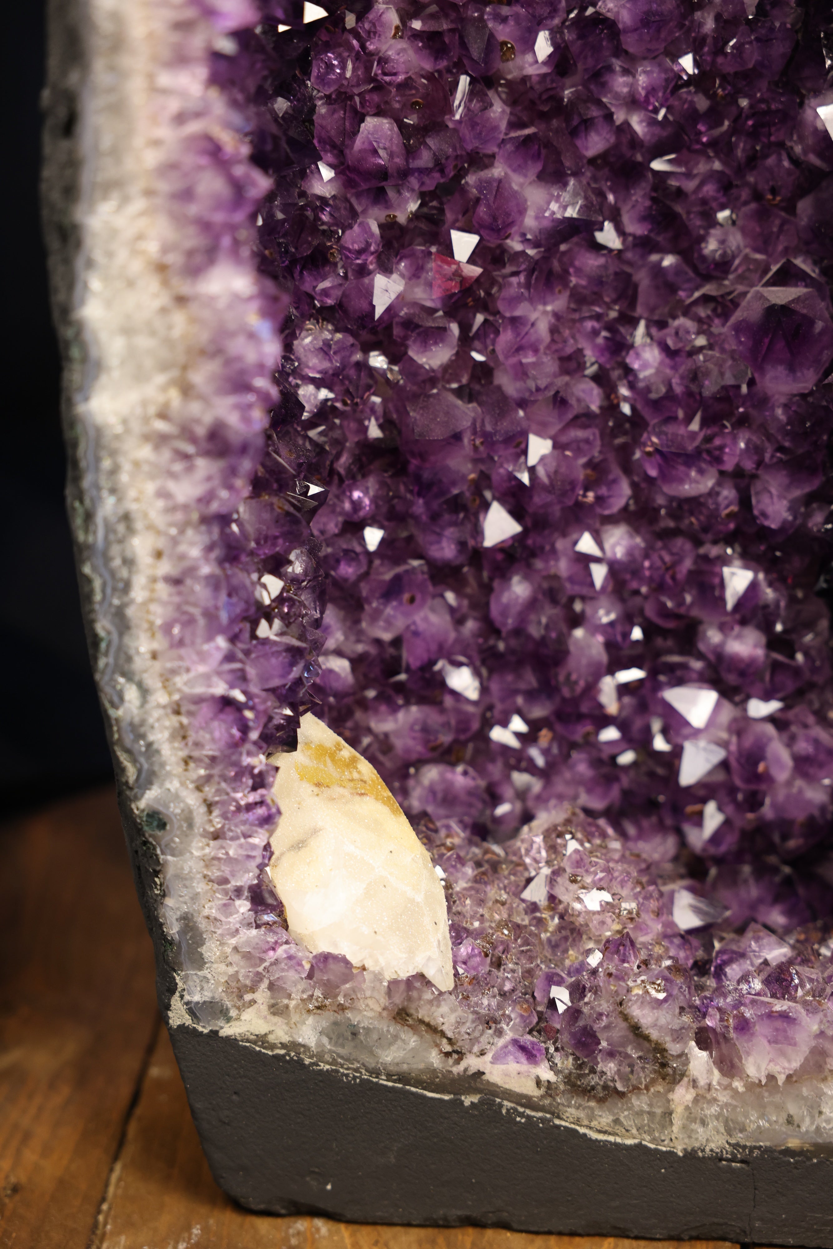 Amethyst-Druse „Twin Cathedral L“ – 64 kg