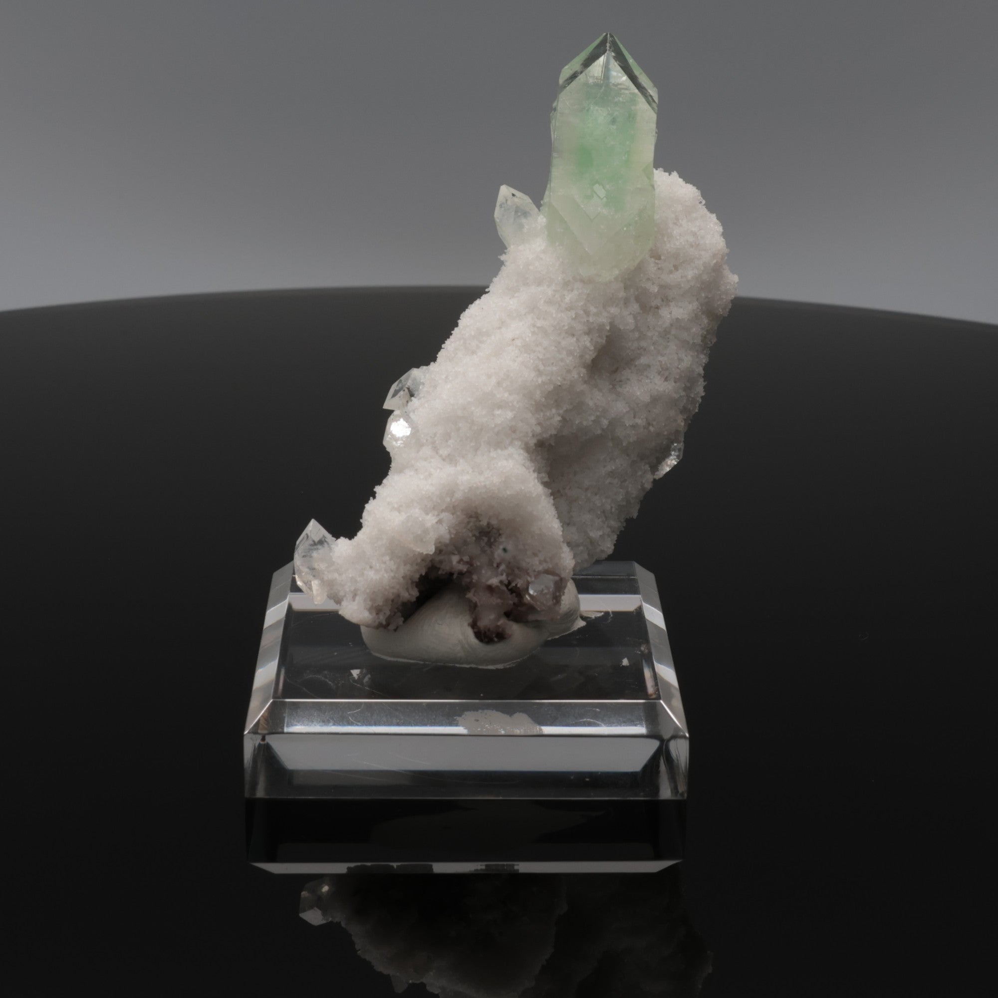 MINT TEMPLE – Grüner Apophyllit auf schneeweißem Stilbit – 56 g (#1055)
