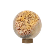 Achat Drusenkugel mit Calcit aus Brasilien 8,5 cm Kugel mit Drusenöffnung auf biologisch abbaubarem Ständer in Holzoptik