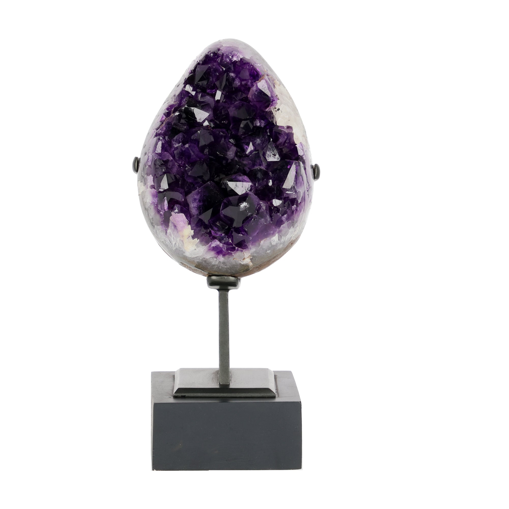 Poliertes Amethyst-Ei aus Uruguay auf Metallständer mit sichtbarer Achatstruktur außen und funkelnder Amethyst-Druse im Inneren.