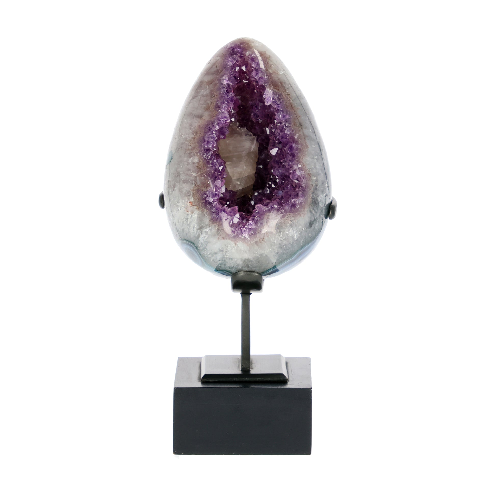 Poliertes Amethyst-Ei aus Uruguay auf Metallständer mit sichtbarer Achatstruktur außen und funkelnder Amethyst-Druse im Inneren.