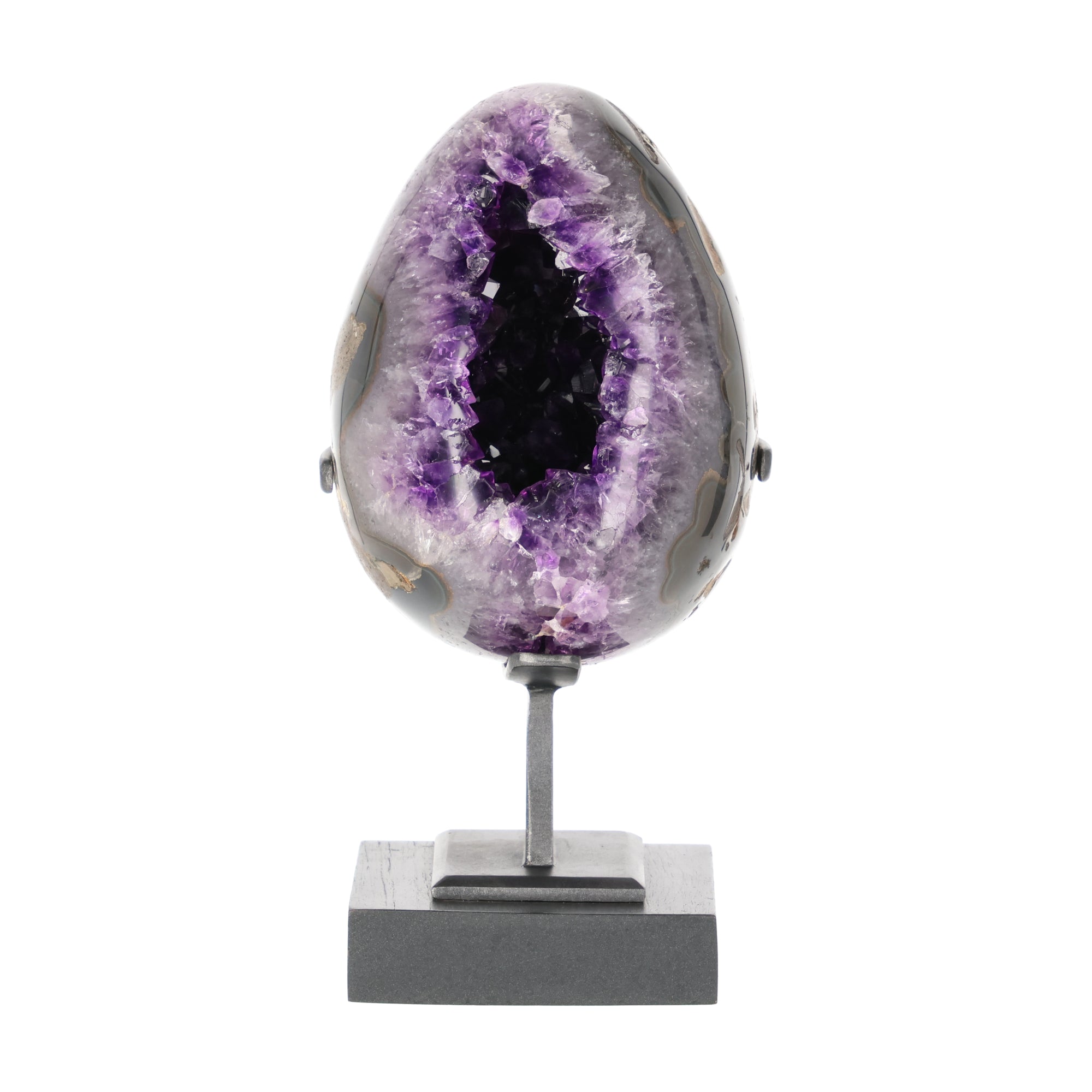 Poliertes Amethyst-Ei aus Uruguay auf Metallständer mit sichtbarer Achatstruktur außen und funkelnder Amethyst-Druse im Inneren.