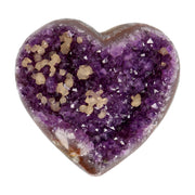 Poliertes Amethyst - Herz aus Uruguay mit natürlicher Kristalldruse und weißen Calcitkristallen im inneren.