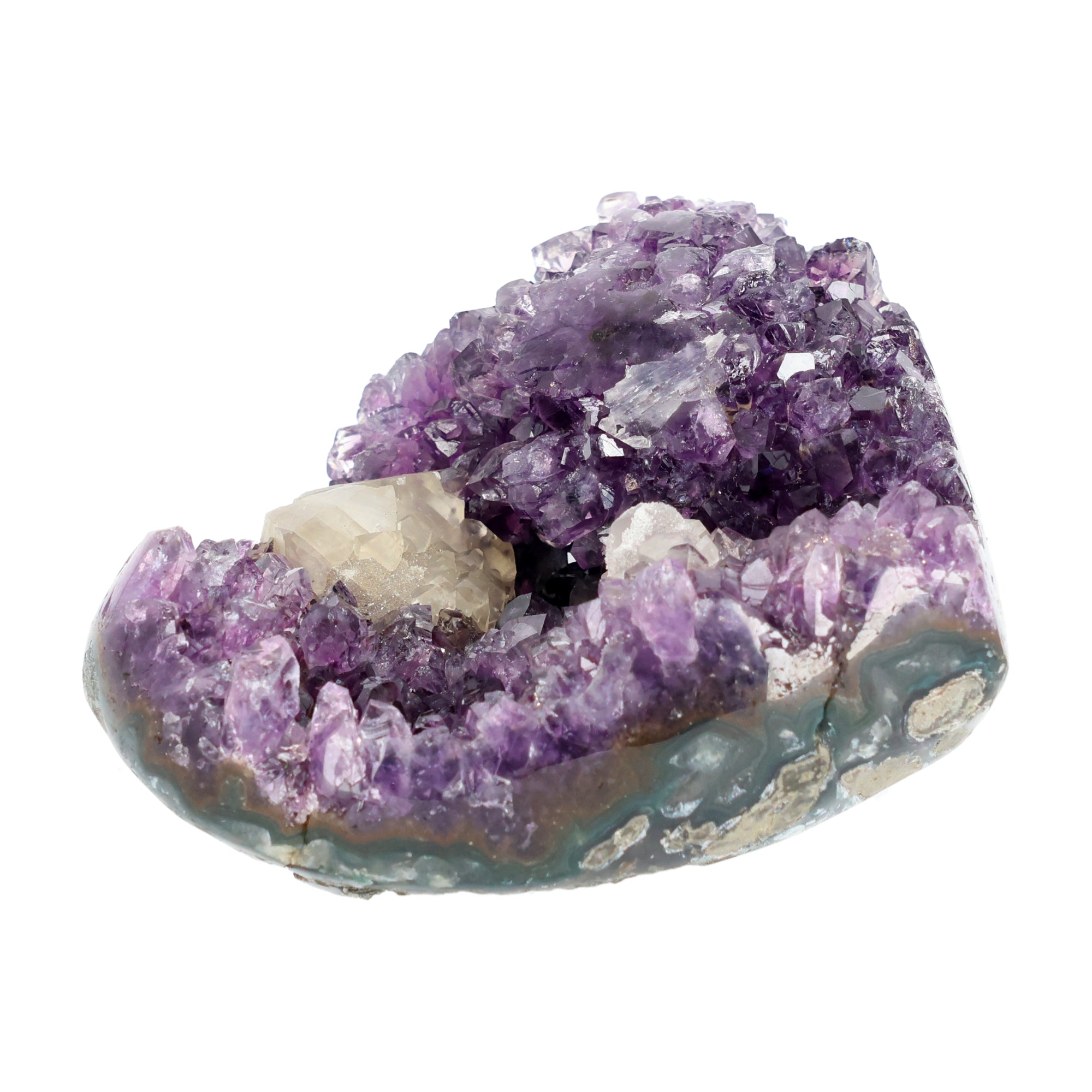 Poliertes Amethyst - Herz aus Uruguay mit natürlicher Kristalldruse und weißen Calcitkristallen im inneren.