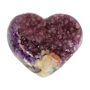 Poliertes Amethyst - Herz aus Uruguay mit natürlicher Kristalldruse und weißen Calcitkristallen im inneren.