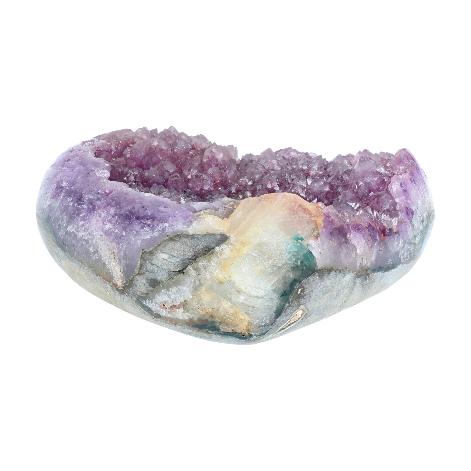 Poliertes Amethyst - Herz aus Uruguay mit natürlicher Kristalldruse und weißen Calcitkristallen im inneren.