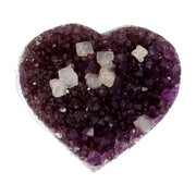 Poliertes Amethyst - Herz aus Uruguay mit natürlicher Kristalldruse und weißen Calcitkristallen im inneren.