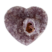 Poliertes Amethyst - Herz aus Uruguay mit natürlicher Kristalldruse und weißen Calcitkristallen im inneren.