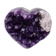Poliertes Amethyst - Herz aus Uruguay mit natürlicher Kristalldruse und weißen Calcitkristallen im inneren.
