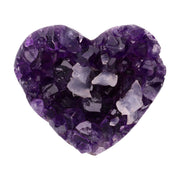 Poliertes Amethyst - Herz aus Uruguay mit natürlicher Kristalldruse und weißen Calcitkristallen im inneren.