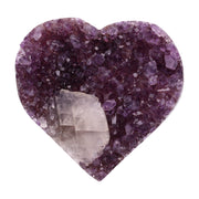 Poliertes Amethyst - Herz aus Uruguay mit natürlicher Kristalldruse und weißen Calcitkristallen im inneren.