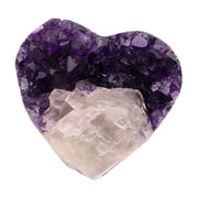 Poliertes Amethyst - Herz aus Uruguay mit natürlicher Kristalldruse und weißen Calcitkristallen im inneren.