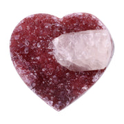 Poliertes Amethyst - Herz aus Uruguay mit natürlicher Kristalldruse und weißen Calcitkristallen im inneren.