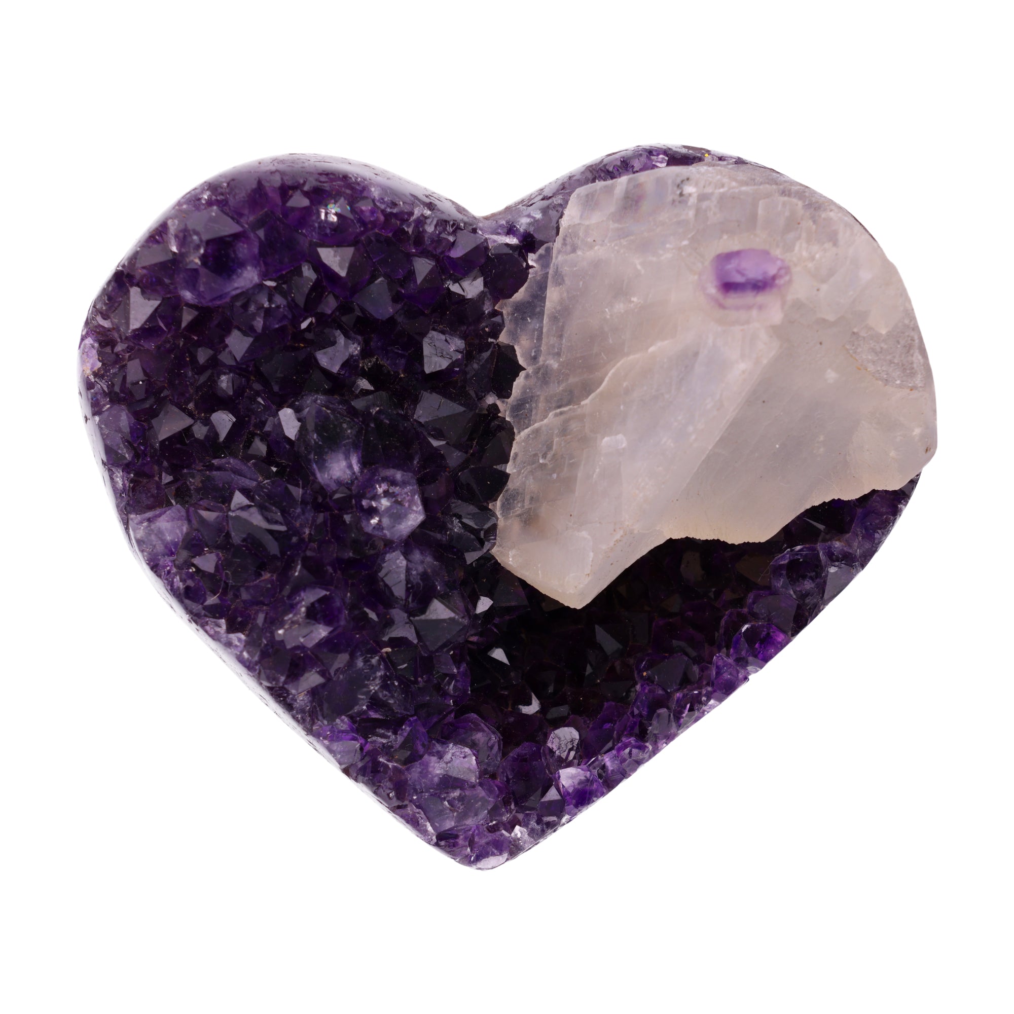 Poliertes Amethyst - Herz aus Uruguay mit natürlicher Kristalldruse und weißen Calcitkristallen im inneren.