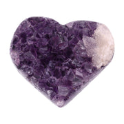 Poliertes Amethyst - Herz aus Uruguay mit natürlicher Kristalldruse und weißen Calcitkristallen im inneren.