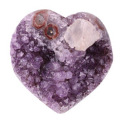 Poliertes Amethyst - Herz aus Uruguay mit natürlicher Kristalldruse und weißen Calcitkristallen im inneren.