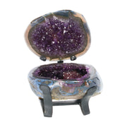Amethyst Geoden-Juwelenbox aus Uruguay auf Metallstandfuß mit geöffneter Geode und violetter Kristalldruse im Inneren.
