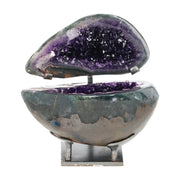Amethyst Geoden-Juwelenbox aus Uruguay auf Metallstandfuß mit geöffneter Geode und violetter Kristalldruse im Inneren.