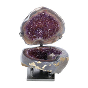 Amethyst Geoden-Juwelenbox aus Uruguay auf Metallstandfuß mit geöffneter Geode und violetter Kristalldruse im Inneren.