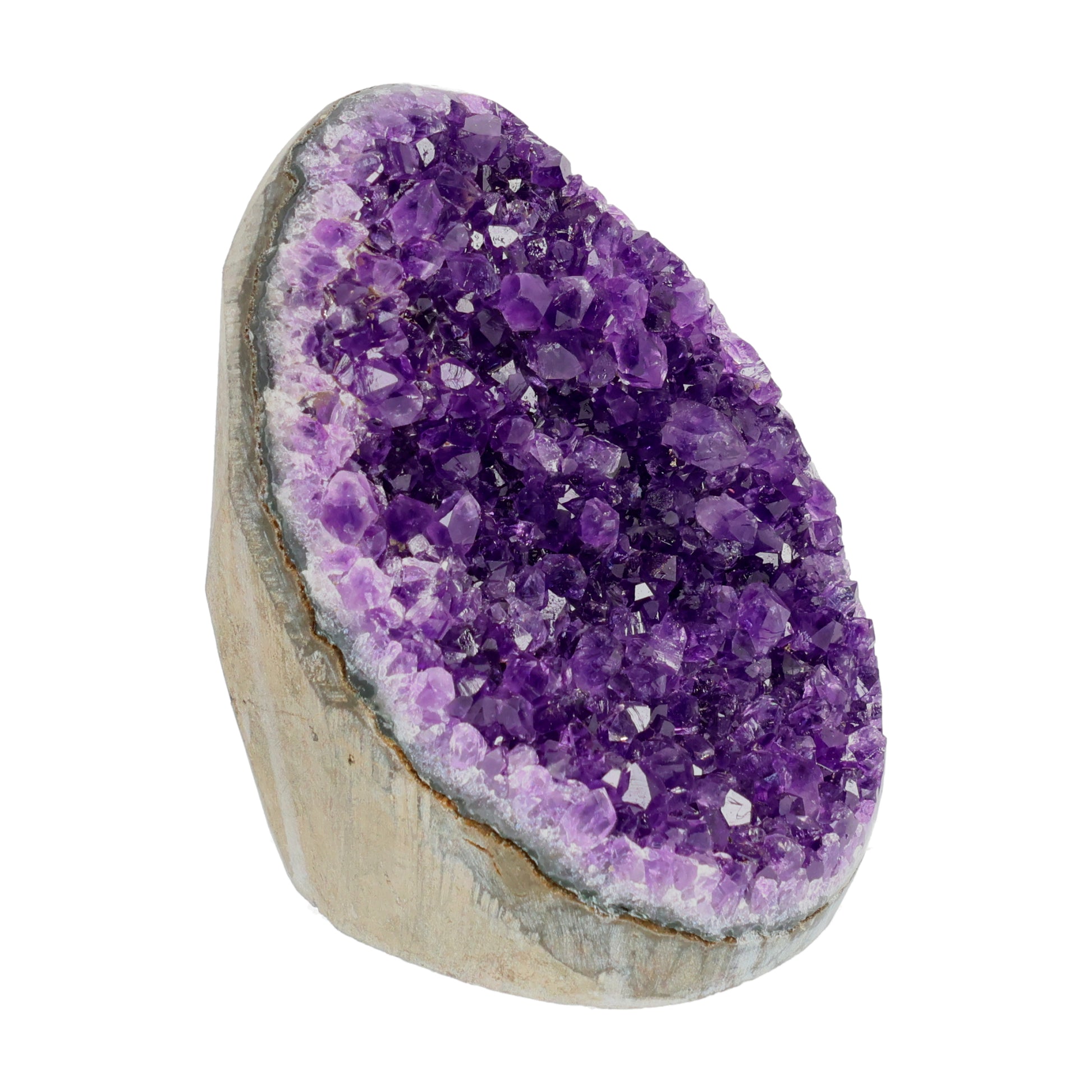 Mehrere hochwertige Amethyst Mini Cut Bases aus Uruguay mit dicht gewachsenen, tiefvioletten Kristallen auf einer Präsentationsfläche.