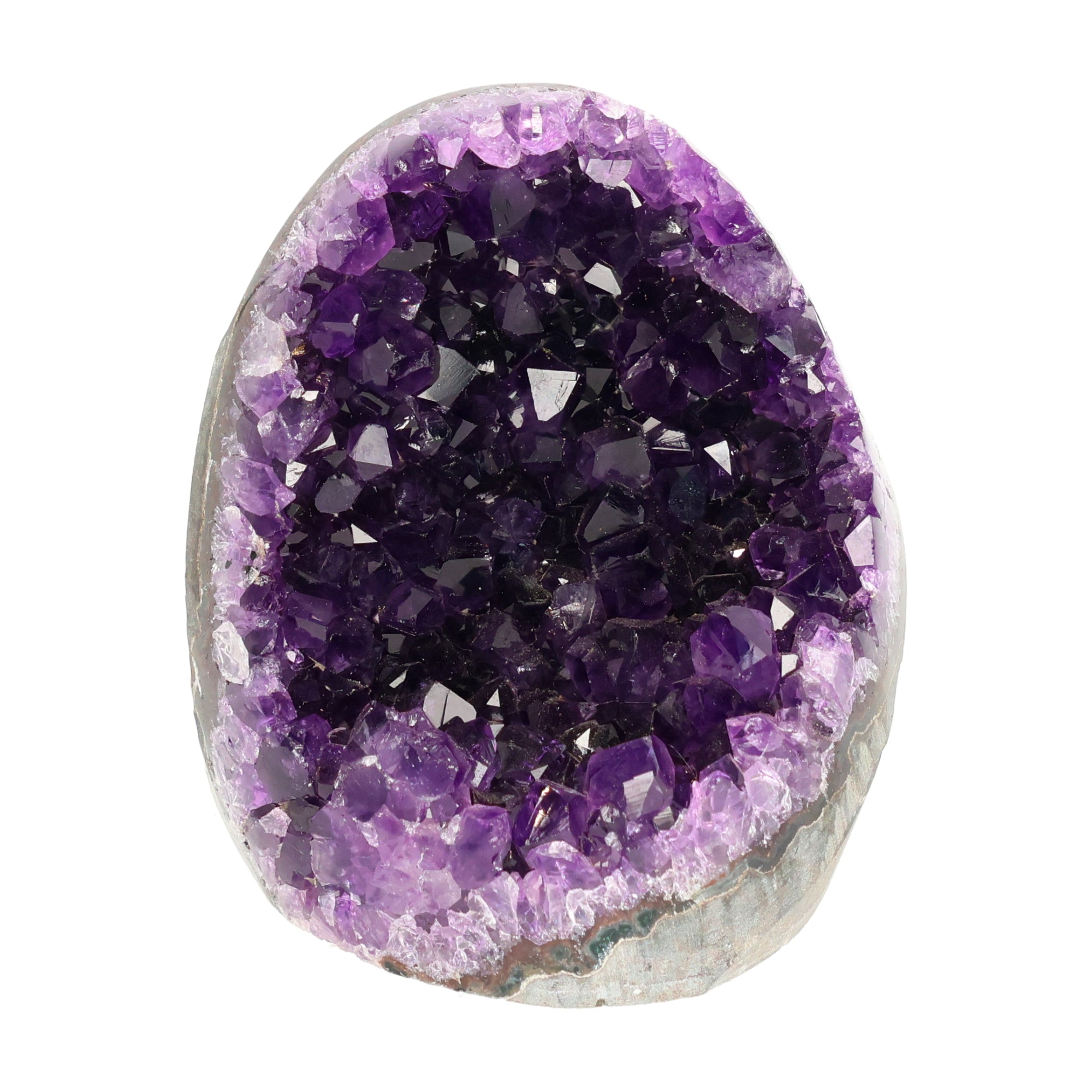 Mehrere hochwertige Amethyst Mini Cut Bases aus Uruguay mit dicht gewachsenen, tiefvioletten Kristallen auf einer Präsentationsfläche.