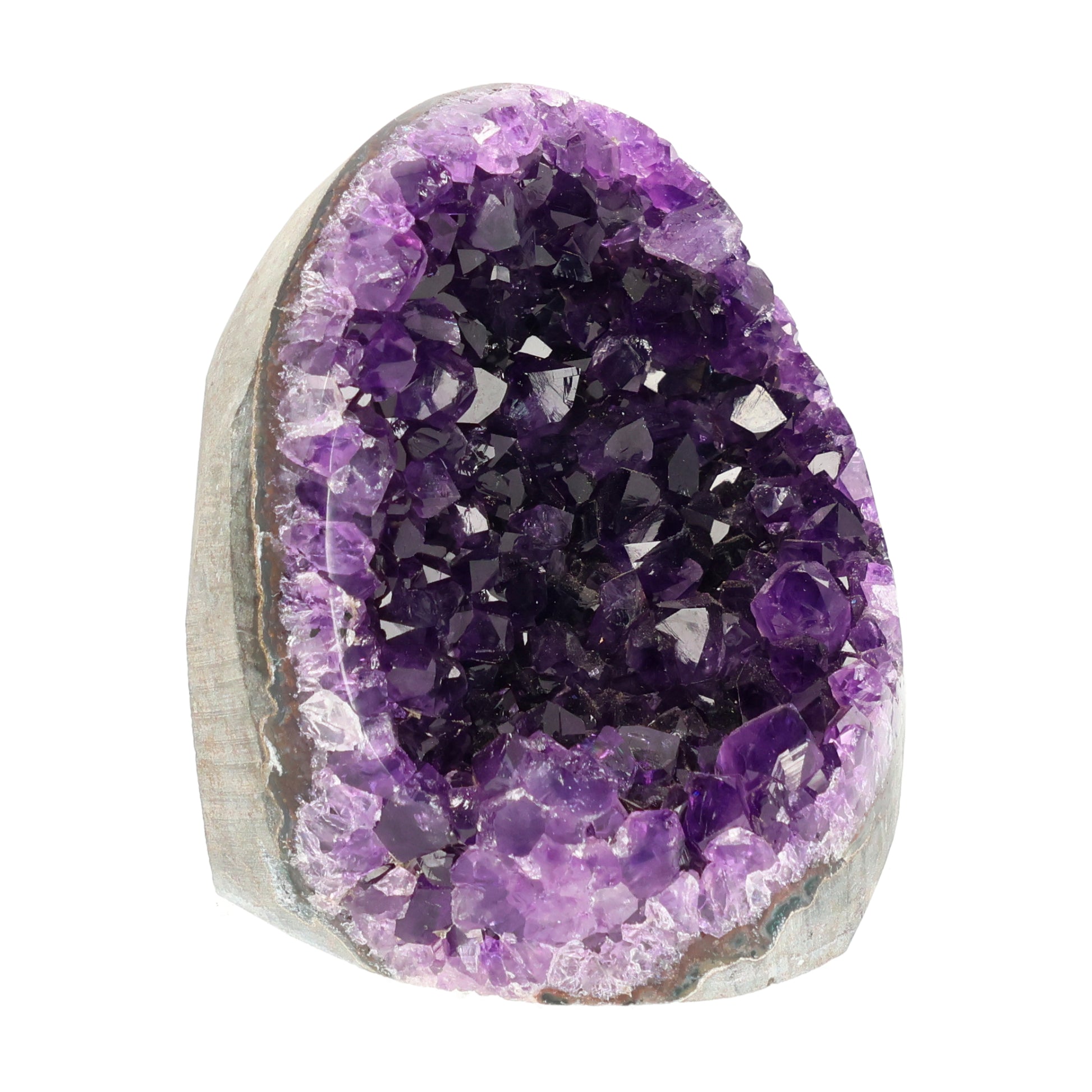 Mehrere hochwertige Amethyst Mini Cut Bases aus Uruguay mit dicht gewachsenen, tiefvioletten Kristallen auf einer Präsentationsfläche.