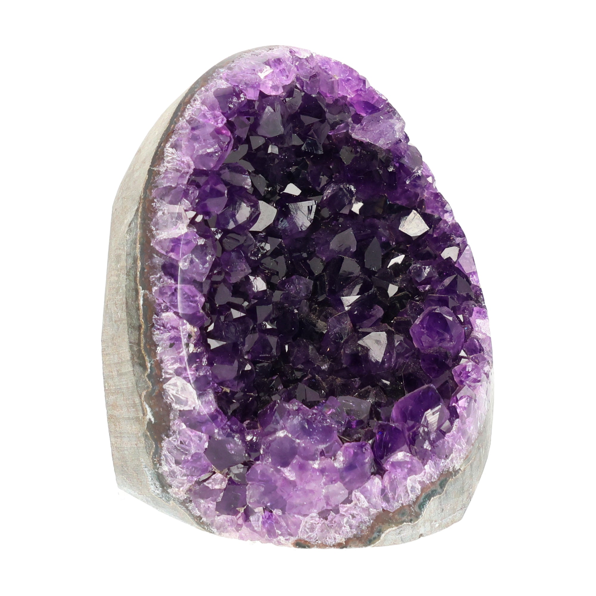 Mehrere hochwertige Amethyst Mini Cut Bases aus Uruguay mit dicht gewachsenen, tiefvioletten Kristallen auf einer Präsentationsfläche.