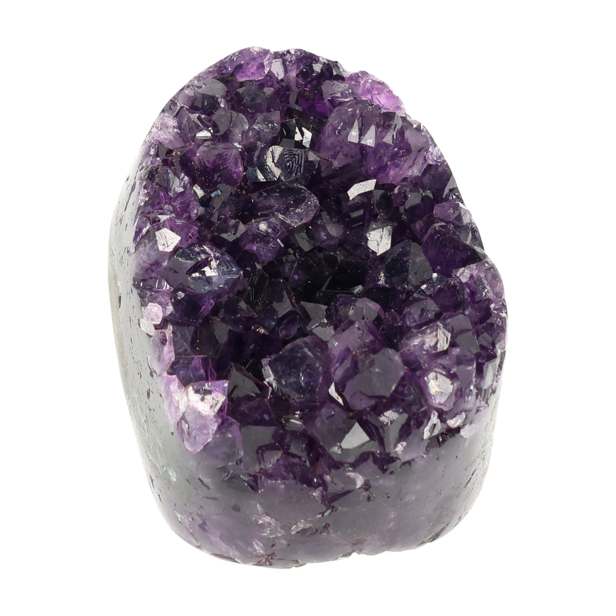 Mehrere hochwertige Amethyst Mini Cut Bases aus Uruguay mit dicht gewachsenen, tiefvioletten Kristallen auf einer Präsentationsfläche.
