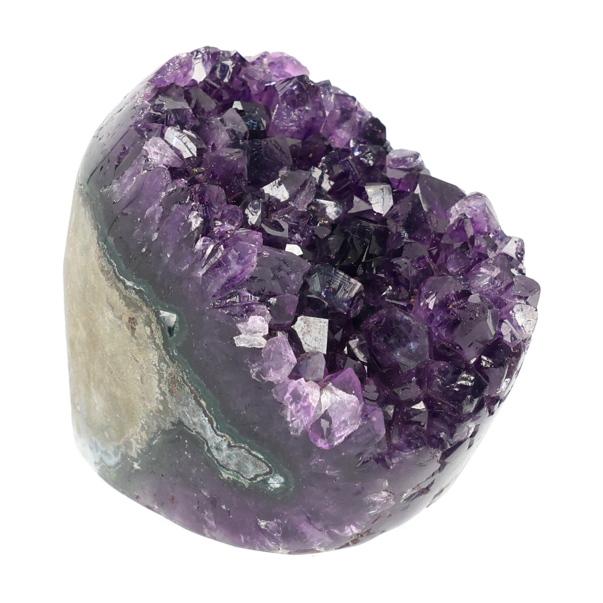 Mehrere hochwertige Amethyst Mini Cut Bases aus Uruguay mit dicht gewachsenen, tiefvioletten Kristallen auf einer Präsentationsfläche.