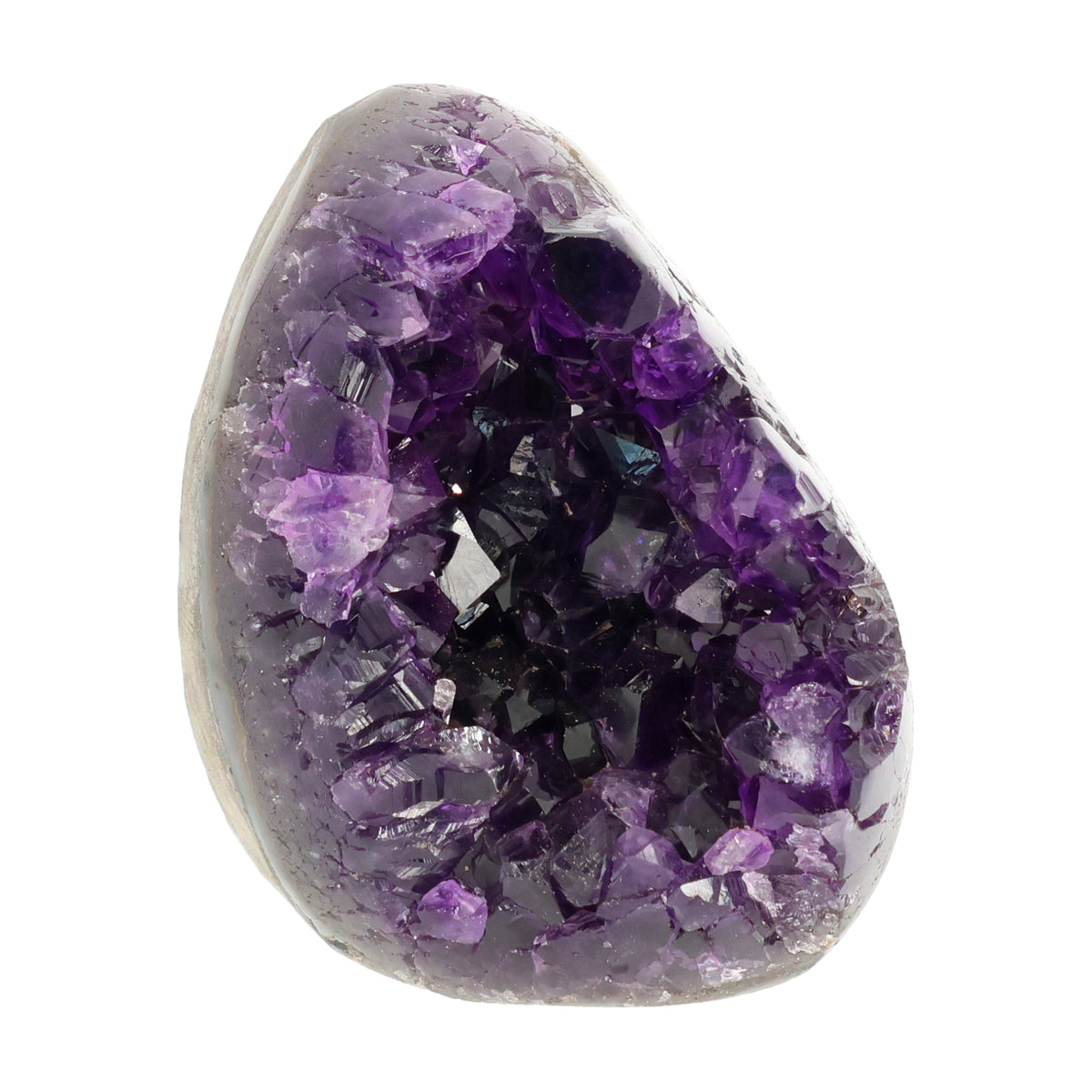 Mehrere hochwertige Amethyst Mini Cut Bases aus Uruguay mit dicht gewachsenen, tiefvioletten Kristallen auf einer Präsentationsfläche.