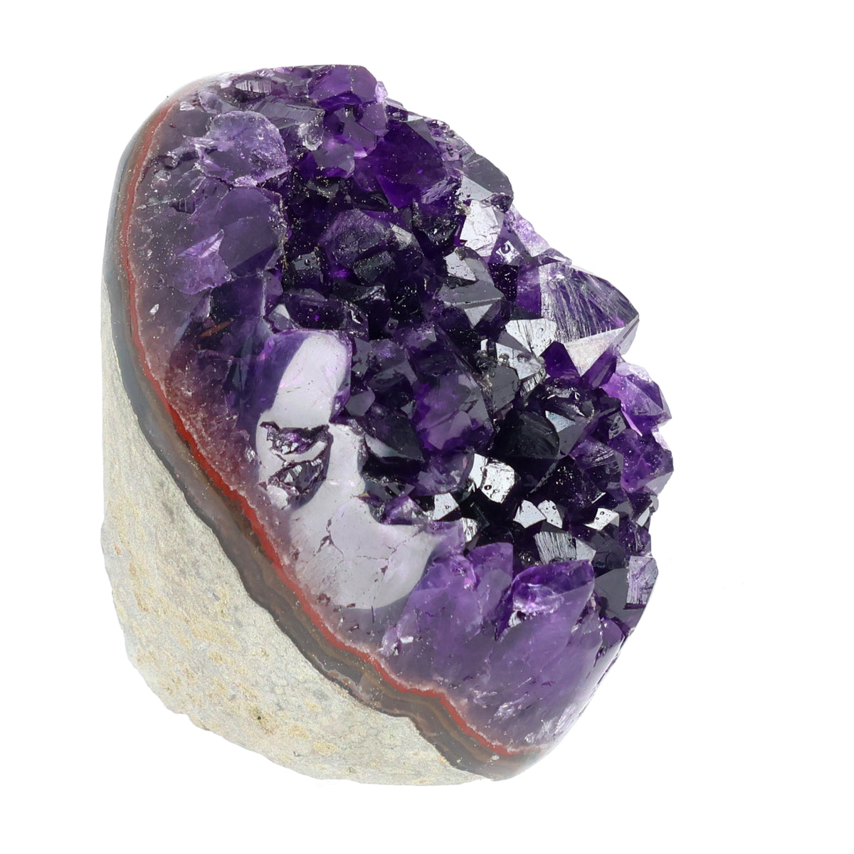 Mehrere hochwertige Amethyst Mini Cut Bases aus Uruguay mit dicht gewachsenen, tiefvioletten Kristallen auf einer Präsentationsfläche.
