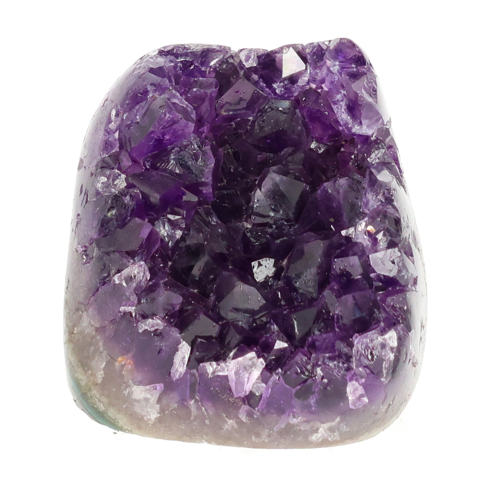 Mehrere hochwertige Amethyst Mini Cut Bases aus Uruguay mit dicht gewachsenen, tiefvioletten Kristallen auf einer Präsentationsfläche.