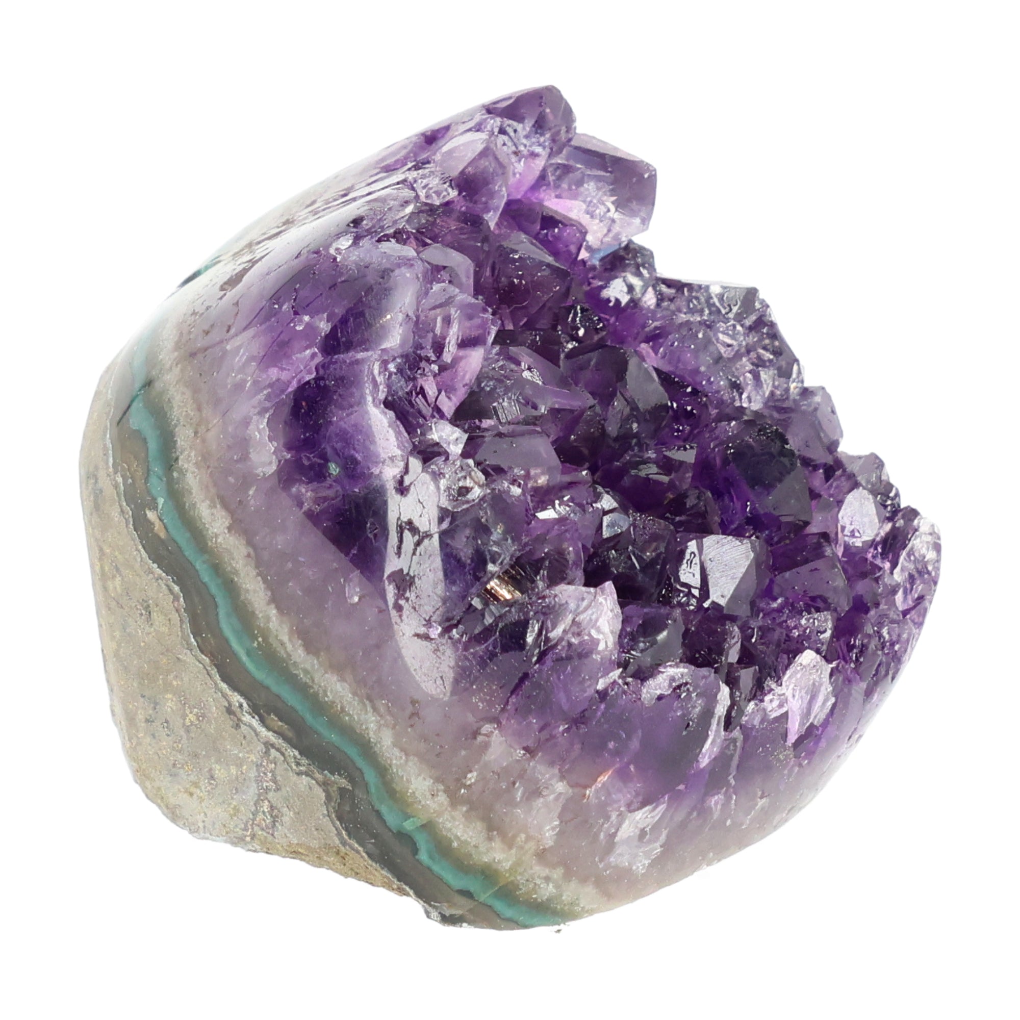 Mehrere hochwertige Amethyst Mini Cut Bases aus Uruguay mit dicht gewachsenen, tiefvioletten Kristallen auf einer Präsentationsfläche.