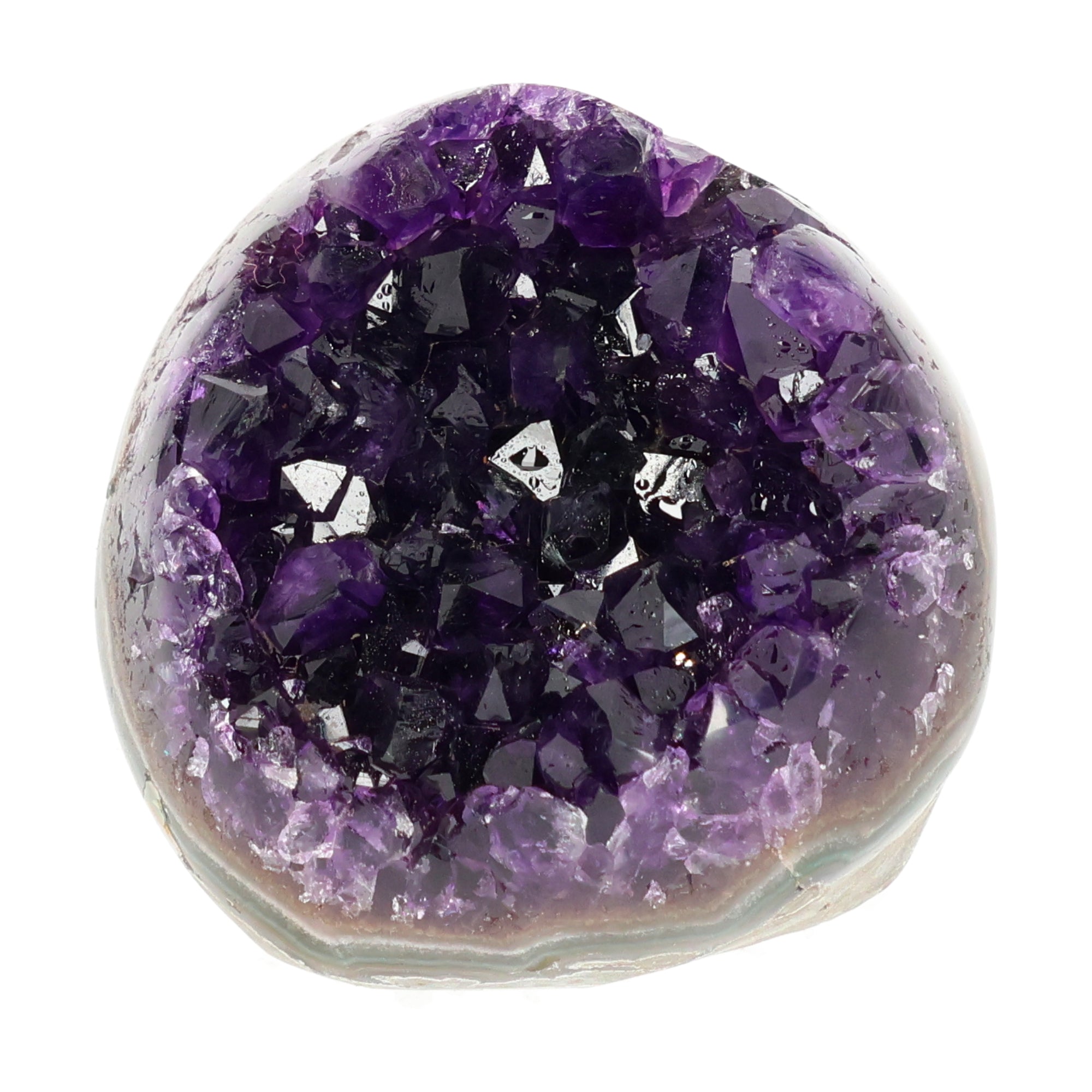 Mehrere hochwertige Amethyst Mini Cut Bases aus Uruguay mit dicht gewachsenen, tiefvioletten Kristallen auf einer Präsentationsfläche.