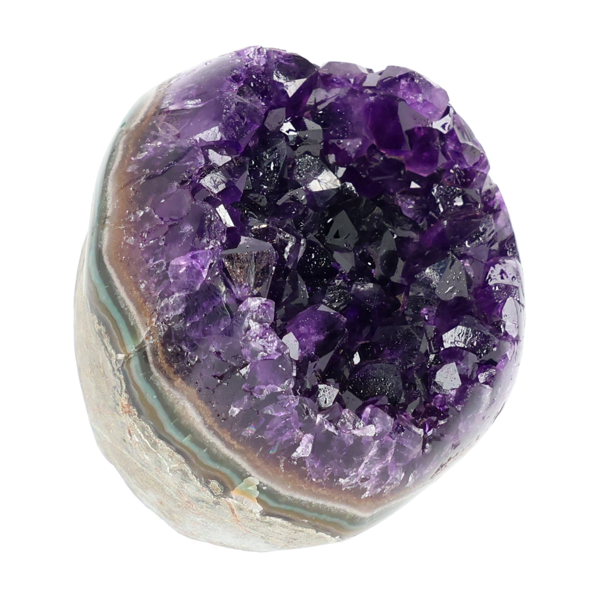 Mehrere hochwertige Amethyst Mini Cut Bases aus Uruguay mit dicht gewachsenen, tiefvioletten Kristallen auf einer Präsentationsfläche.