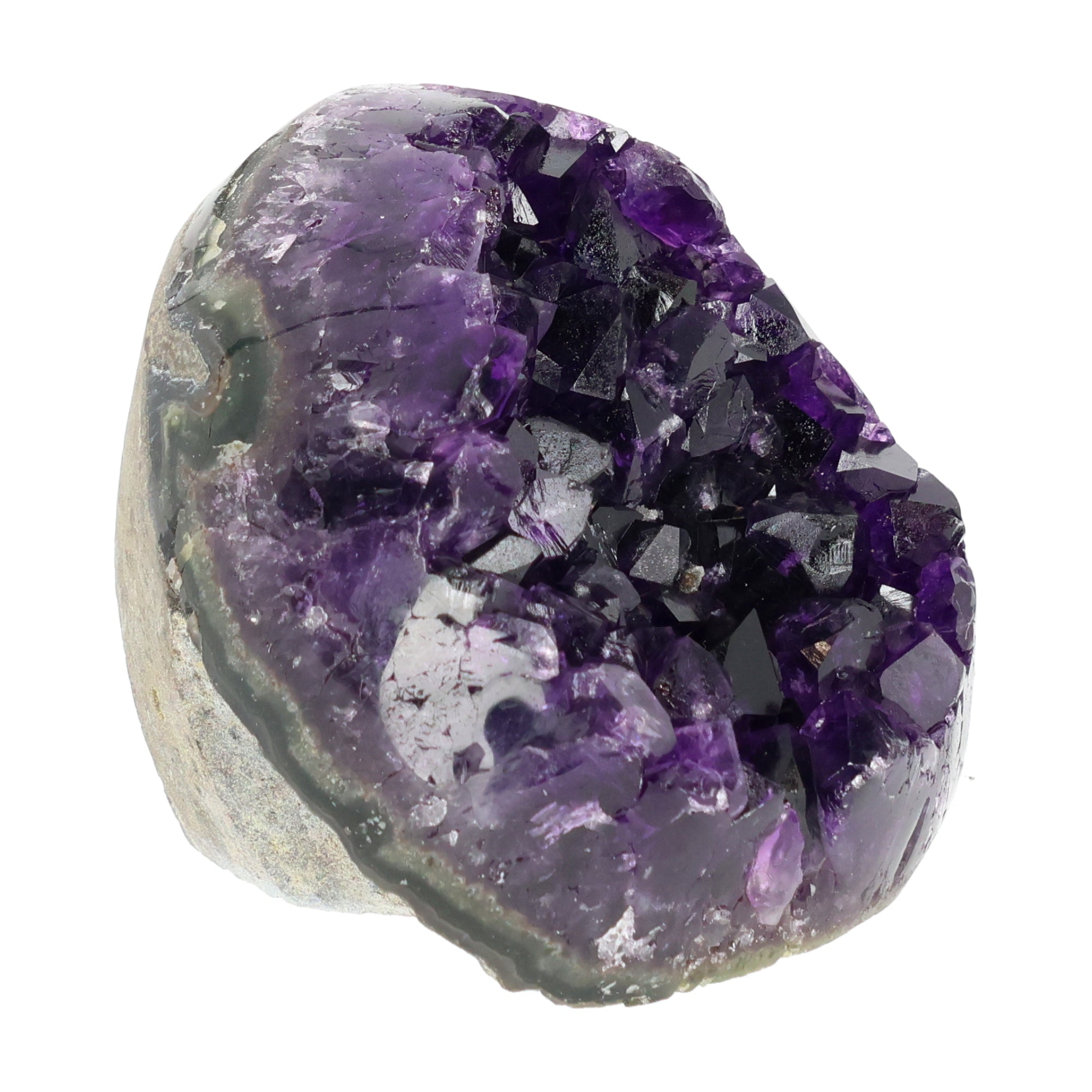 Mehrere hochwertige Amethyst Mini Cut Bases aus Uruguay mit dicht gewachsenen, tiefvioletten Kristallen auf einer Präsentationsfläche.